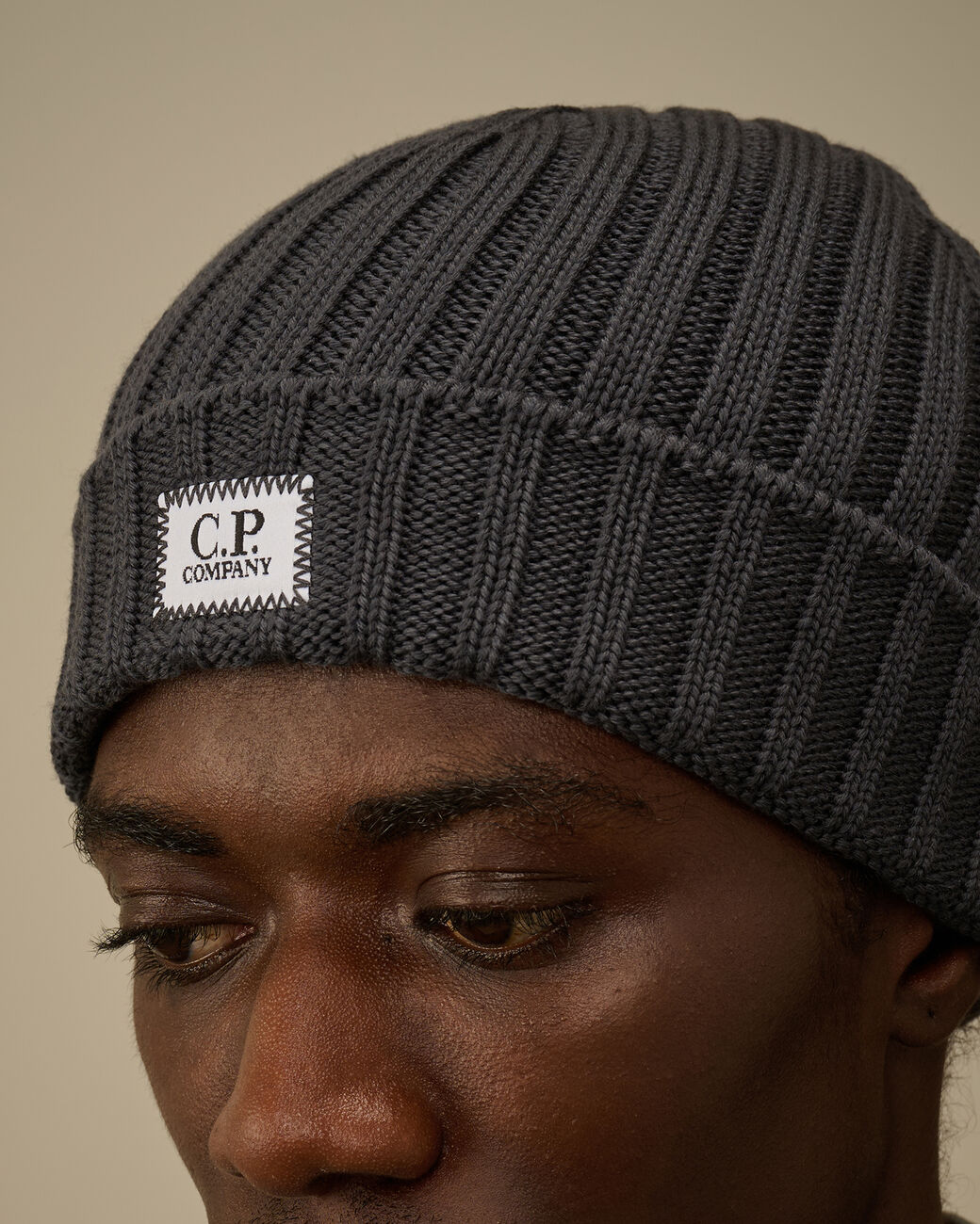 Extrafine Merino Wool Logo Beanie CP Company® AW25 - Ebony Grey