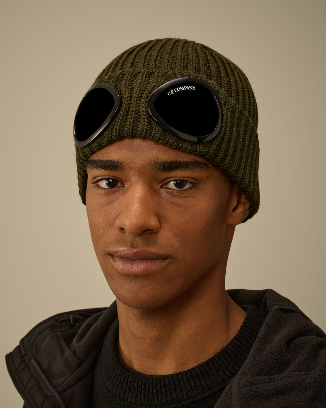 Extrafine Merino Wool Goggle Beanie CP Company® AW25 - Ivy Green