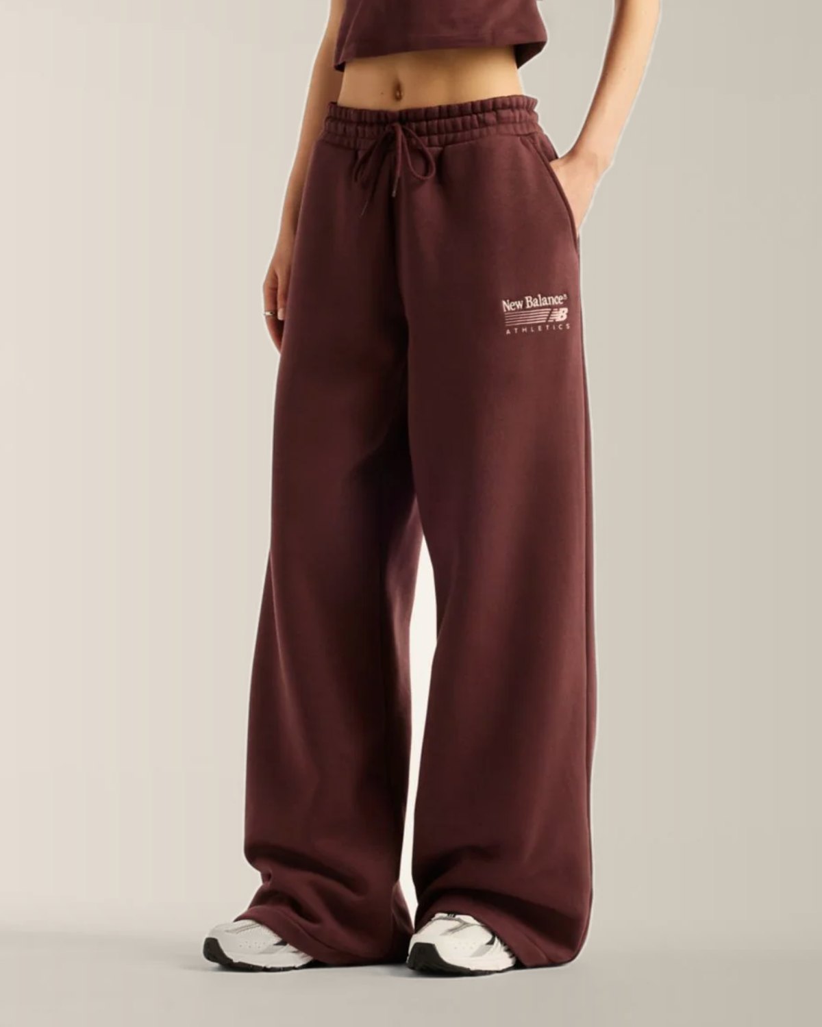 Pantaloni donna - New Balance Trackside indossati