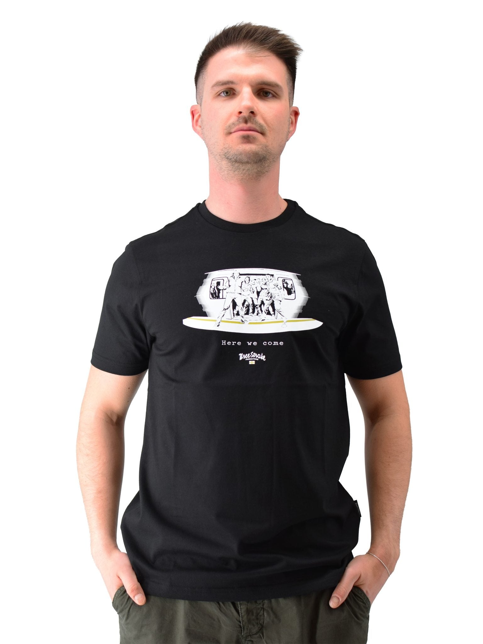046 SS26 Here We Come T-Shirt Three Stroke - Black