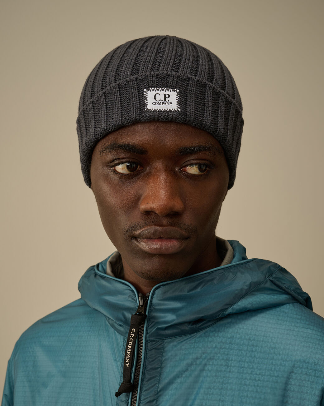 Extrafine Merino Wool Logo Beanie CP Company® AW25 - Ebony Grey