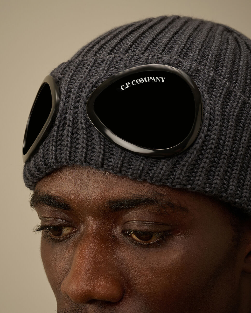 Extrafine Merino Wool Goggle Beanie CP Company® AW25 - Ebony Grey