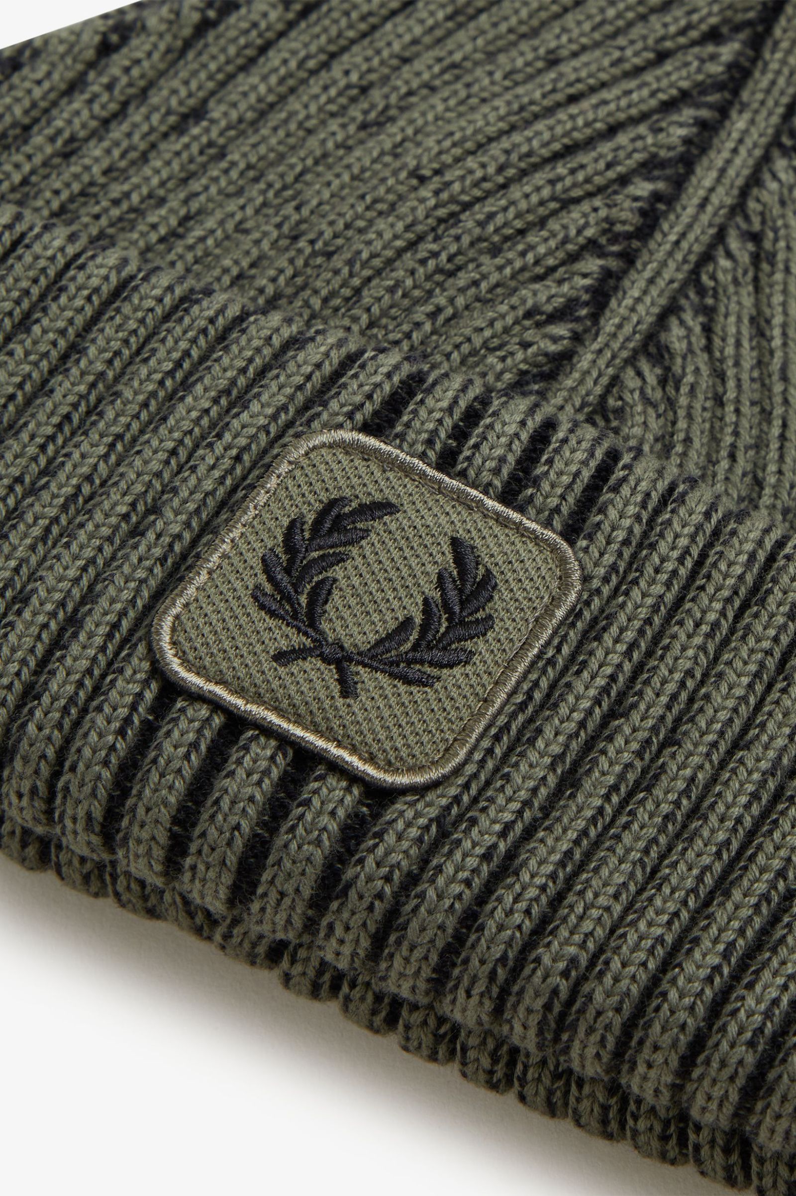 Cotton Ribbed Beanie Fred Perry AW25 - Laurel Wreath Green / Black