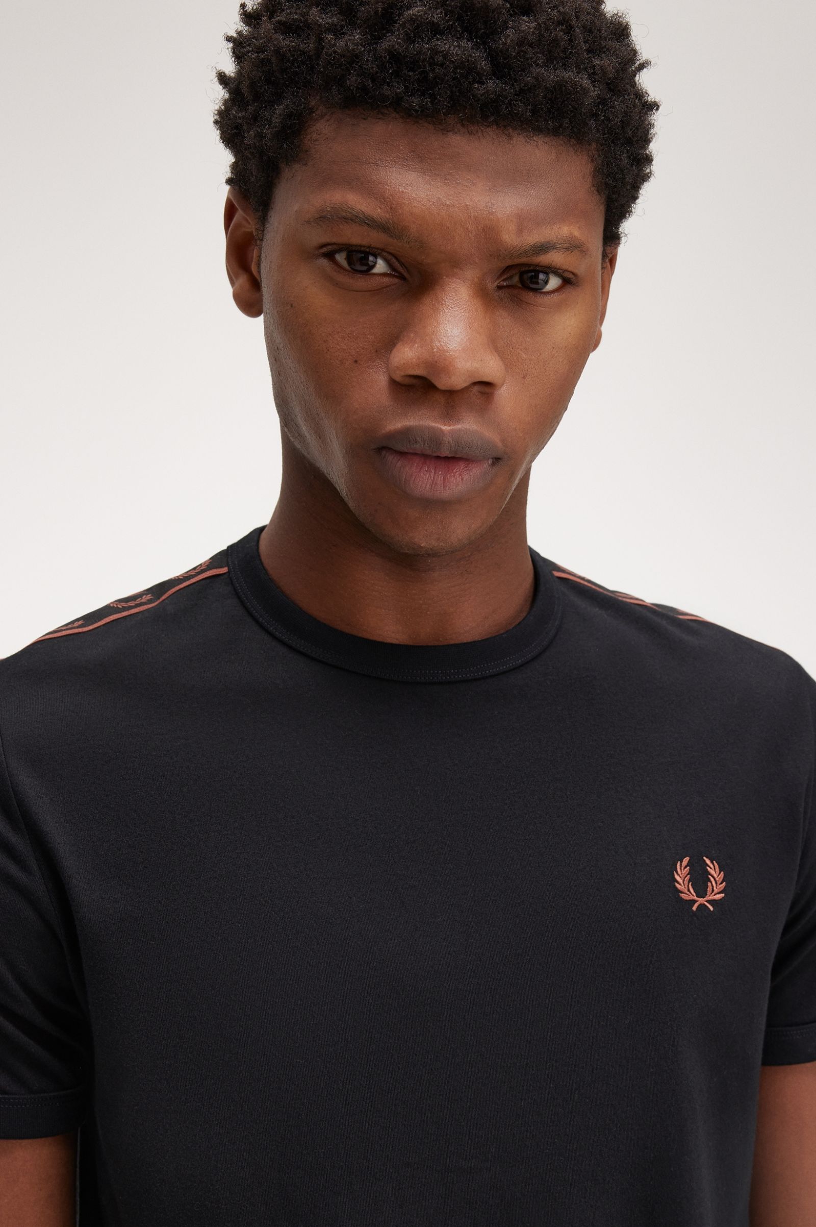 FP Contrast Tape Ringer T-Shirt Fred Perry - Black / Whisky Brown